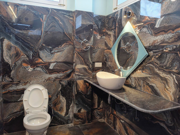 Bathroom 3, Tiggi's iing Heritage Homestay, East Khasi Hills