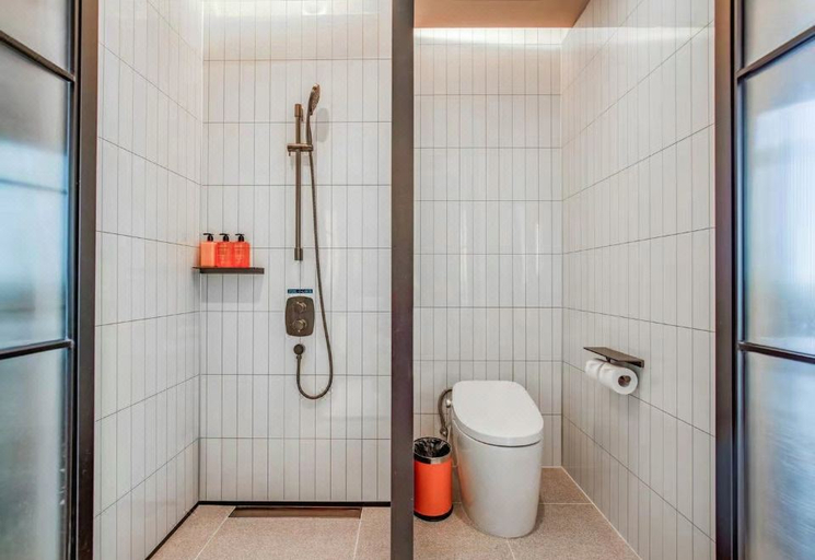 Bathroom 3, Orange Hotel Yantai Railway Station Wuyue Plaza, Yantai