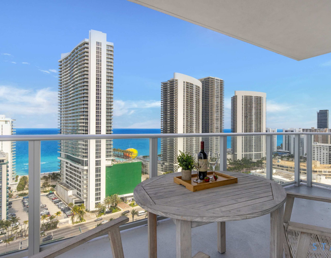 Room 1, Bayview Luxury Pools Chic 2BD Retreat, Broward