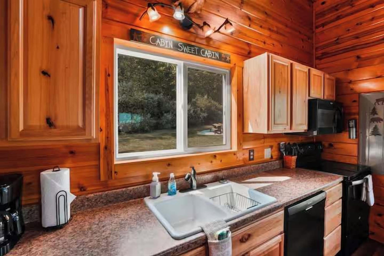 Private kitchen, Secluded Cabin Villa With Hot Tub, Pond & Hiking, Hocking