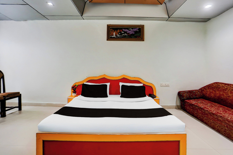 Room 4, Collection O Nandanpura Sipri Bazar, Jhansi