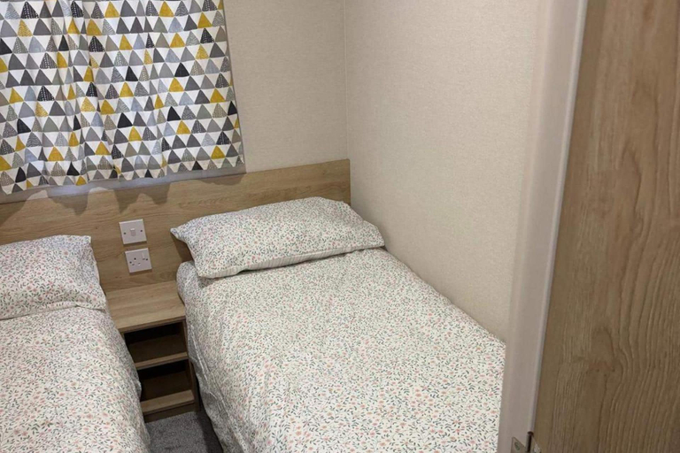Room 2, 3 Bed Caravan - Free Parking & Pet-friendly, Lancashire