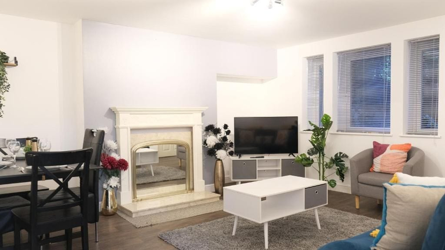Living area 2, Modern 2-Bed Flat, Bedford, Bedfordshire