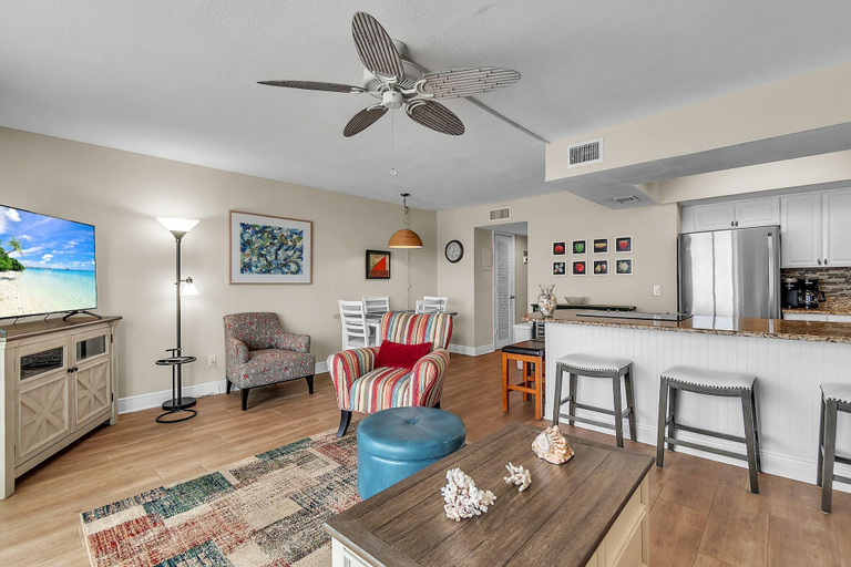 Living area 5, Gulf Shores #404, Pinellas