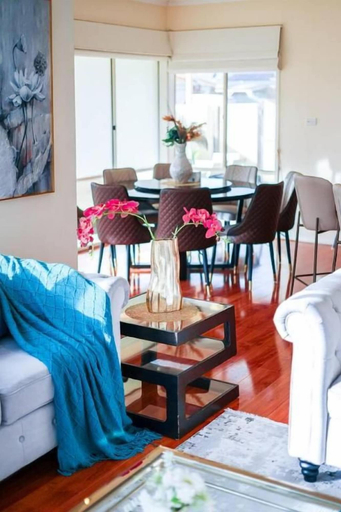 Living area 5, StayAU Spacious Home w/BBQ Pet-friendly, Melbourne