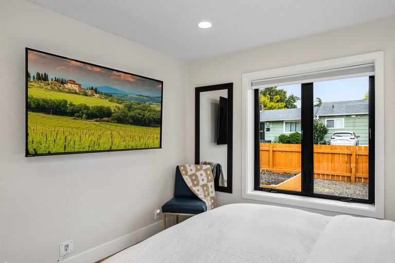 Room 2, South Campus Modern - Upscale & Walkable To Uo, Park & Shops 3 Bedroom Home, Lane