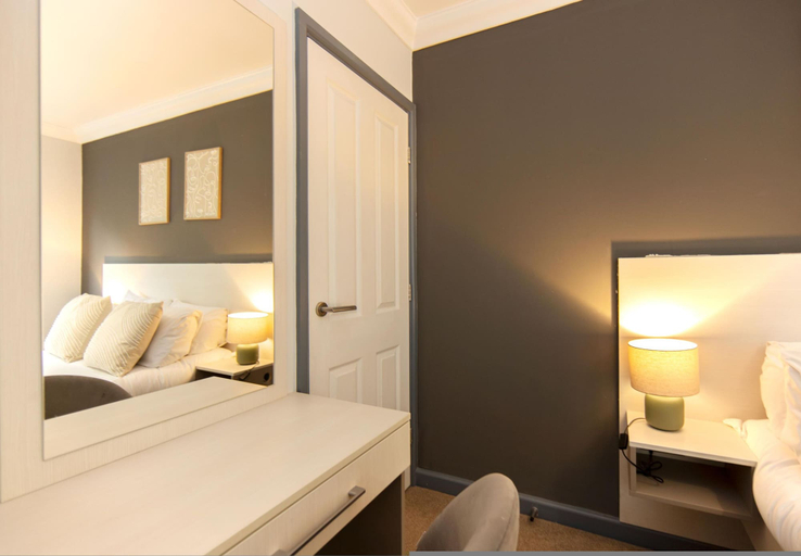 Room 5, Newly Refurbished 3 Bed Apartment Free Parking, Hampshire