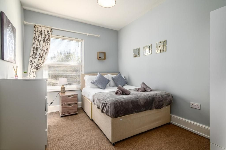 Room 5, Modern 6-bed House in Bedford, Bedfordshire