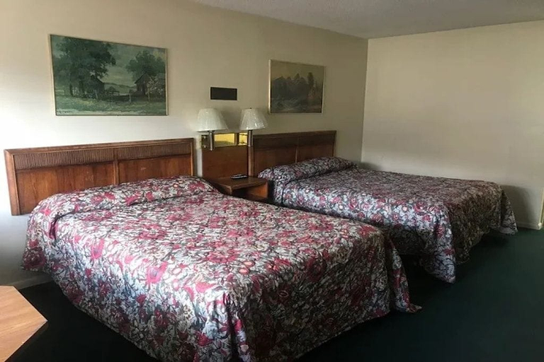 Bedroom 4, 21B Motel, Greene