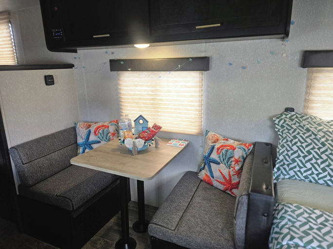 Lounge 5, Romantic Mobile Home Retreat in Cabo Rojo, Puerto Rico