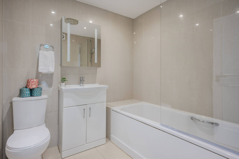 Bathroom 4, 2-bed Flat Near Regent's Park - Patio - Sleeps 6, London