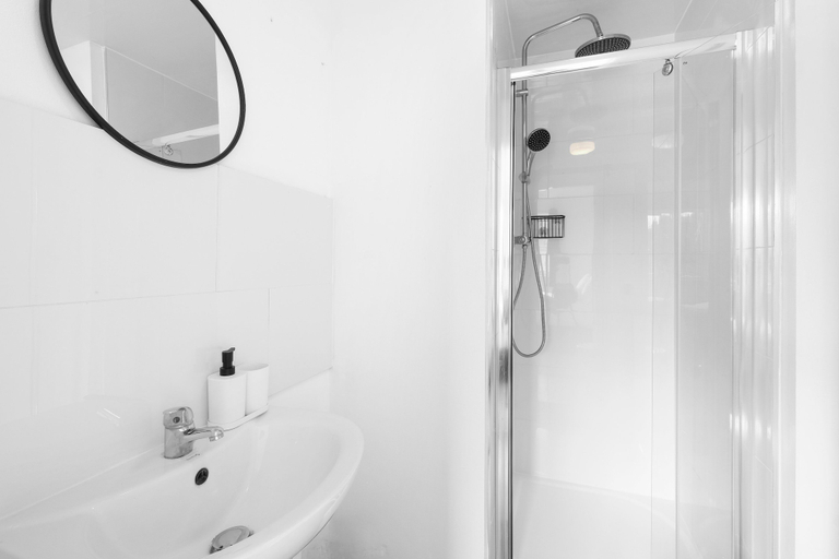 Bathroom 3, 4-Bed Townhouse in Hamilton with Parking, Leicester