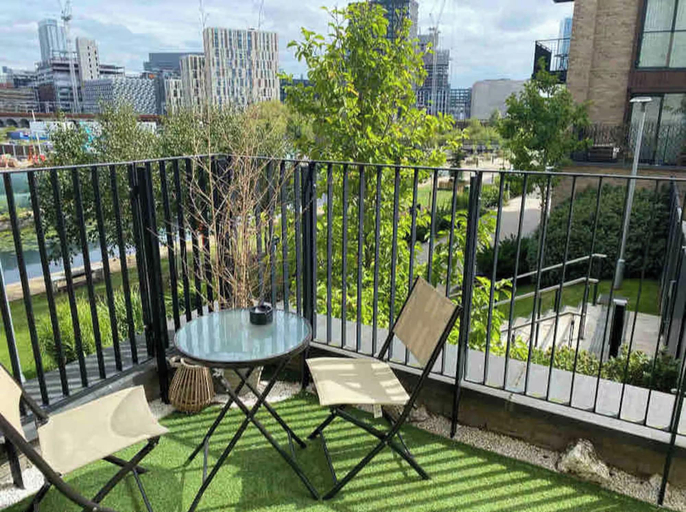 Outdoor dining, Spacious 2-bed Canal-side Apartment Sleeps 4, Manchester