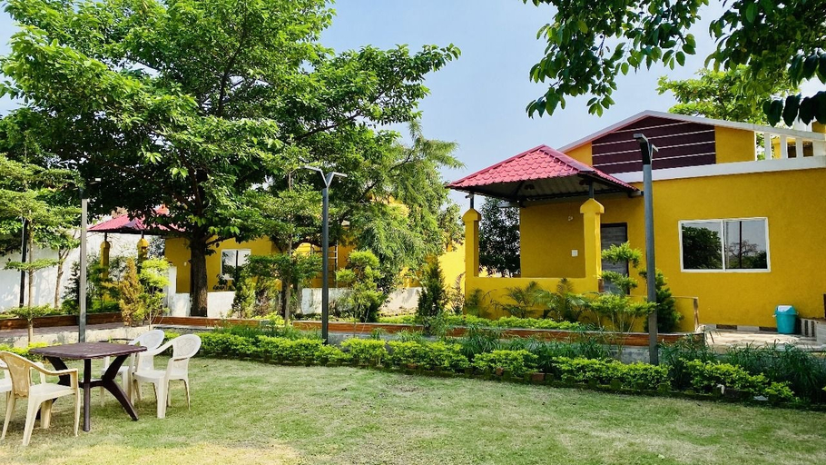 Outdoor dining 4, Mandu Green Villa, Dhar