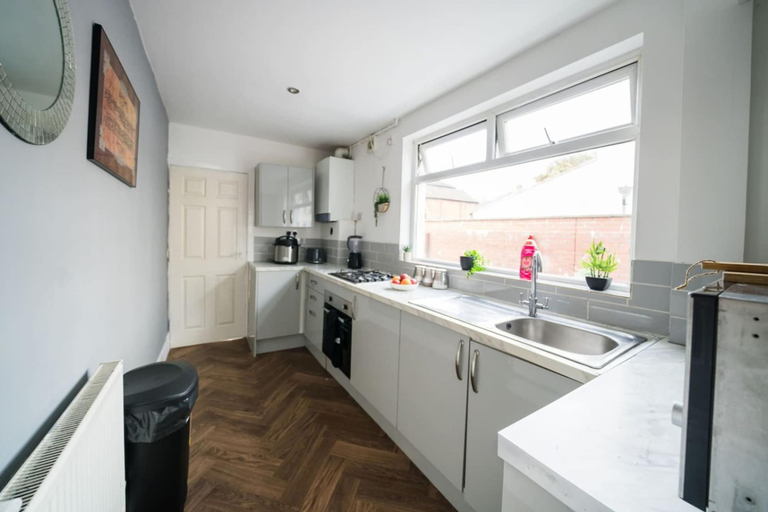 Room 4, Spacious 4BR Sleeps 10 Free Parking, Cardiff