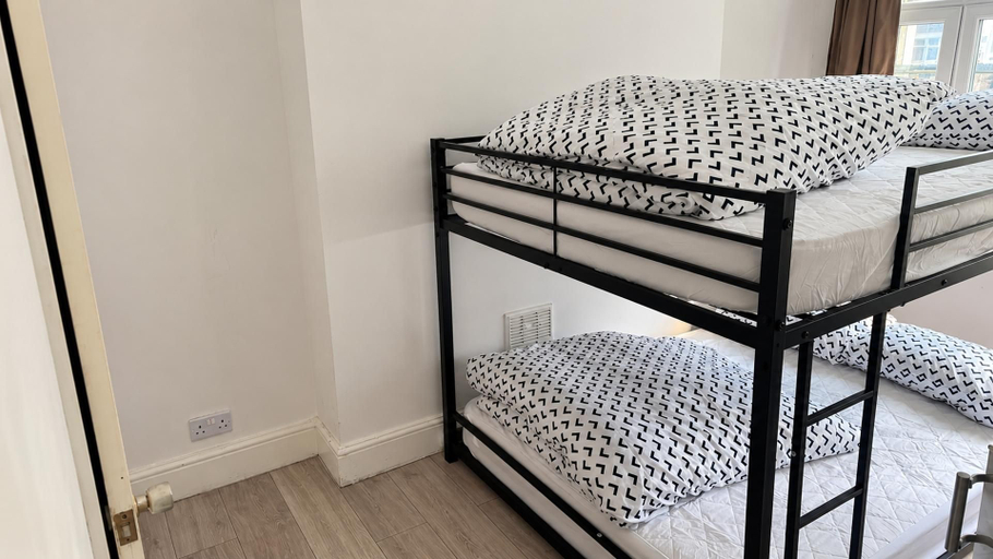 Room 5, Ensuite Studio, Sleeps 4 With Wifi, London