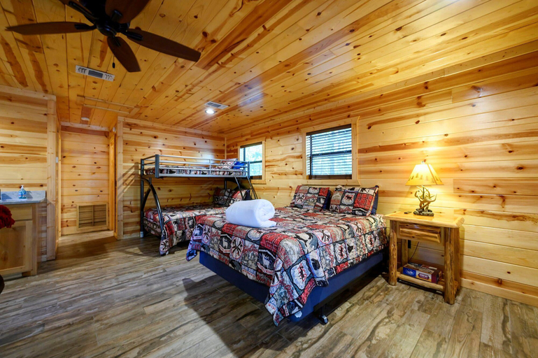 Room 4, Castaway Lodge - Spacious Cabin With Private Rooms, McCurtain