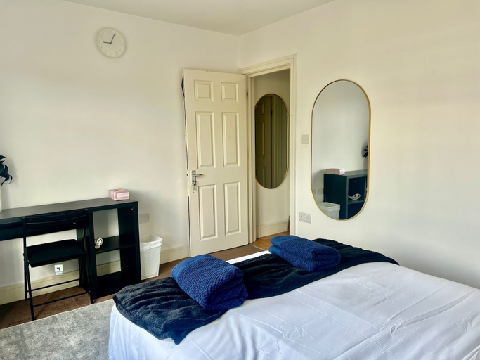 Room 4, Charming London Apartment With 2 Bedrooms, London