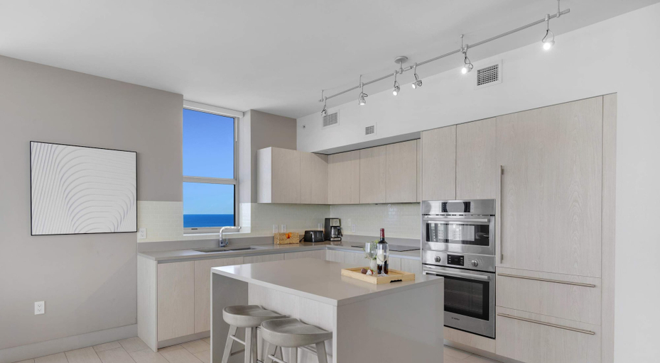 Room 3, Bayview Luxury Pools Chic 2BD Retreat, Broward