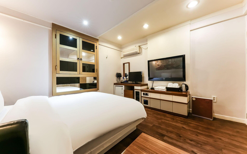 Bedroom 2, Cinema Motel, Dong