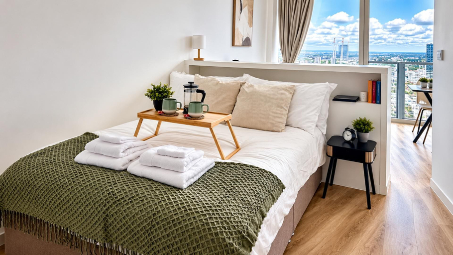 Room 3, Skyline Rotunda City Apartment I Bullring, Birmingham
