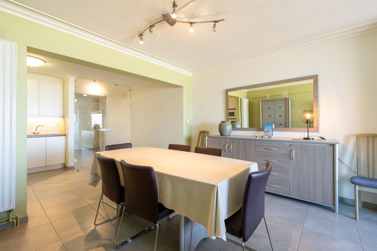 Dining 3, Apartment in Zeedijk with Sea View Terrace, West-Vlaanderen