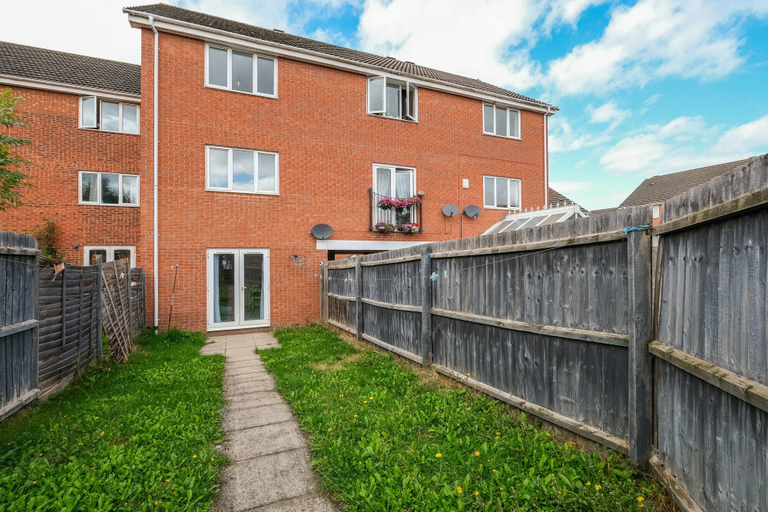 Exterior 2, 4-Bed Townhouse in Hamilton with Parking, Leicester