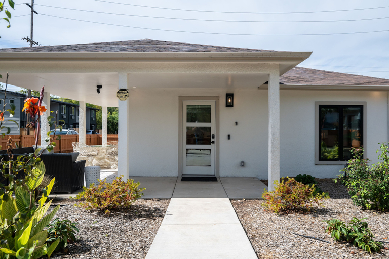 Terrace/patio 5, South Campus Modern - Upscale & Walkable To Uo, Park & Shops 3 Bedroom Home, Lane