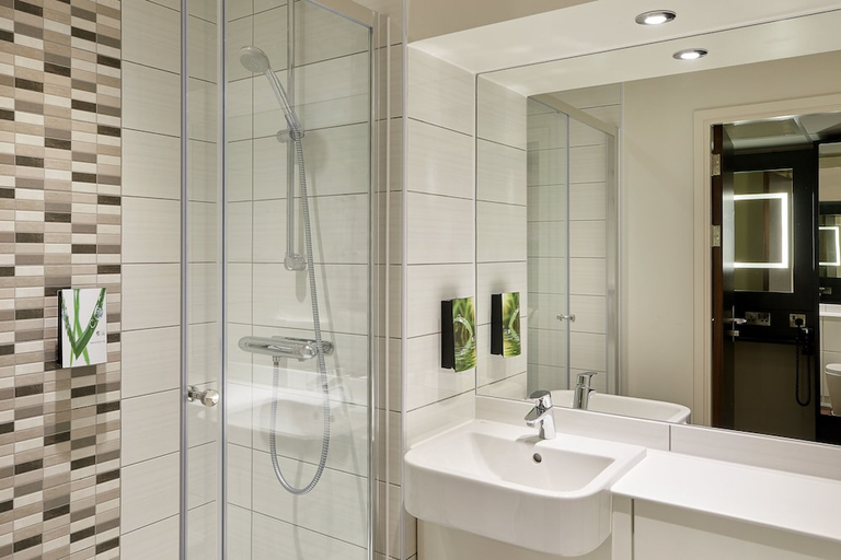 Bathroom, Premier Inn Preston South - Craven Drive, Lancashire