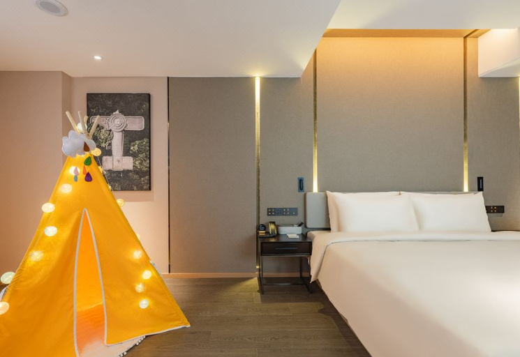 Bedroom 2, Atour Hotel Huaian Suning Plaza Dazhi Road, Huai'an