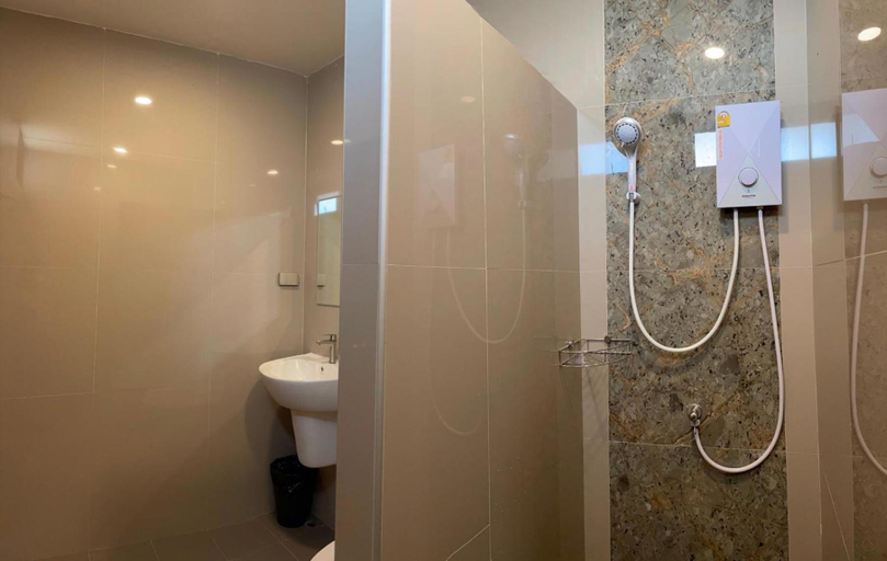 Bathroom 4, Sinai Hotel, K. Nikhom Pattan