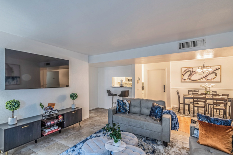 Living area 3, 3 BR Condo near Reliant/NRG Stadium, Houston