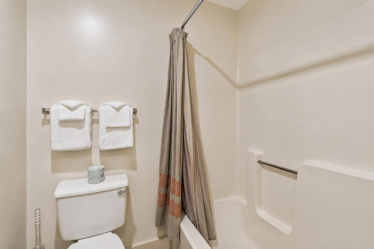 Bathroom 3, Cedarbrook Junior Suite 21921, Windsor