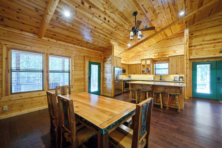 Dining, Castaway Lodge - Spacious Cabin With Private Rooms, McCurtain