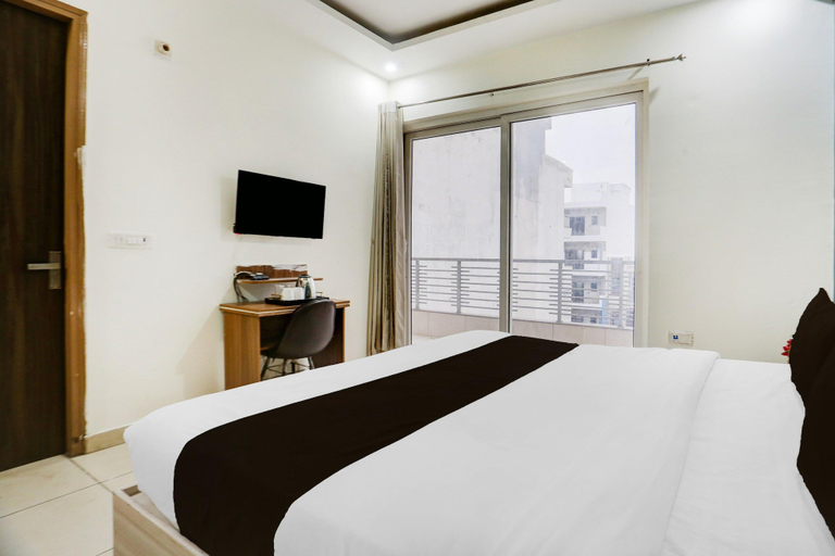 Room 5, Super Townhouse Subhash Chowk, Gurgaon