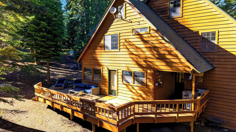 Exterior 5, Pines & Peace by Avantstay Log Cabin + Wraparound Deck + Grill Mins to Ski & Lake, Nevada