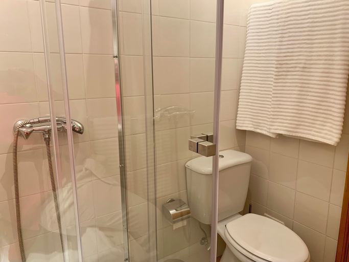 Bathroom 3, Charming Apartment with Private Garden & Pool, Loulé