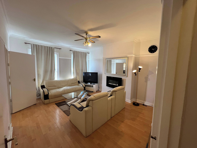 Living area 4, Apartment Sleeps 6 With Pets Welcome, London