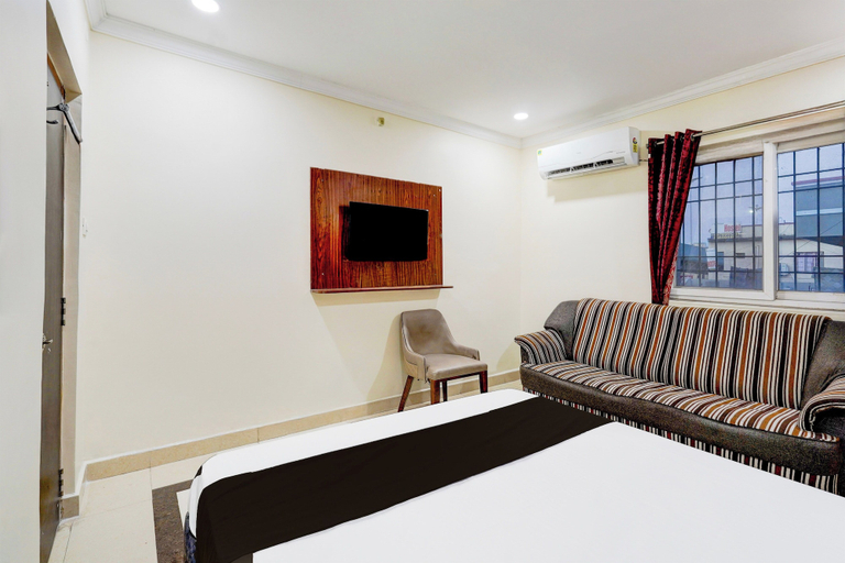 Room 5, OYO Hotel O Airport Road Leela Mahal, Chittoor