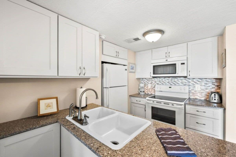 Private kitchen 2, Amelia Island Ocean View + Pool Top Floor, Nassau