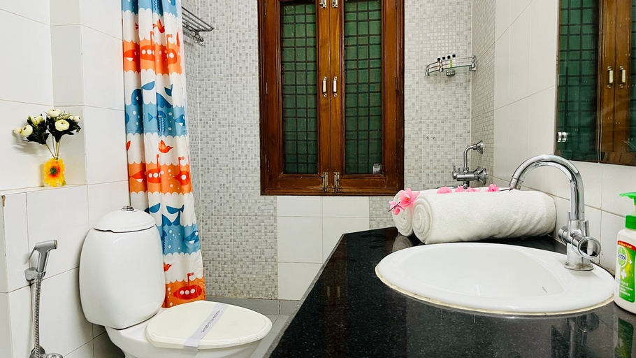 Bathroom 5, Cotyard Banquet & Wedding Venue Delhi, Delhi