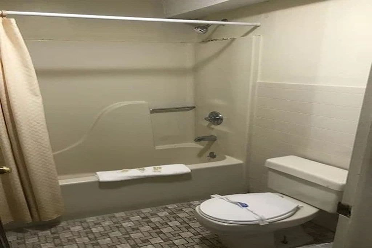 Bathroom 5, 21B Motel, Greene