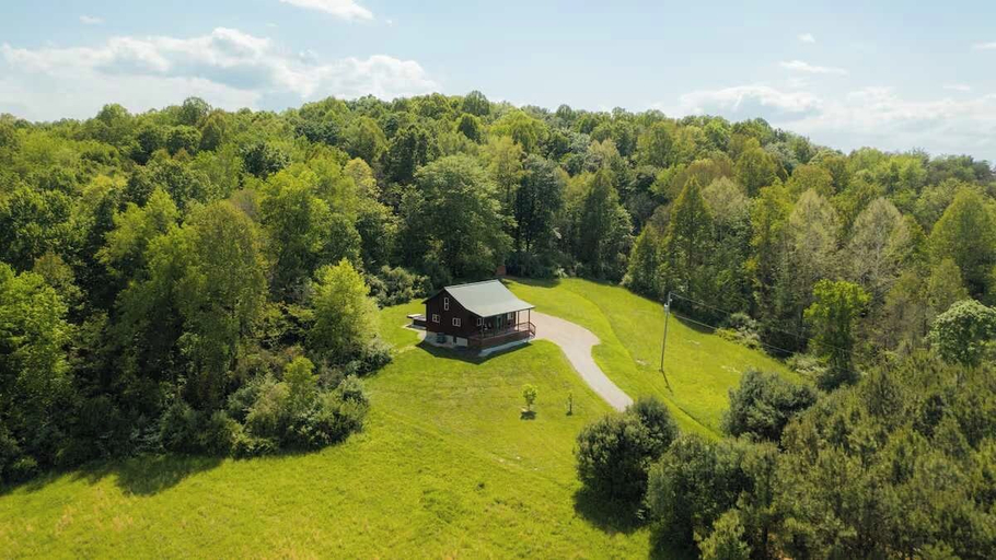 Primary image, Secluded Cabin Villa With Hot Tub, Pond & Hiking, Hocking