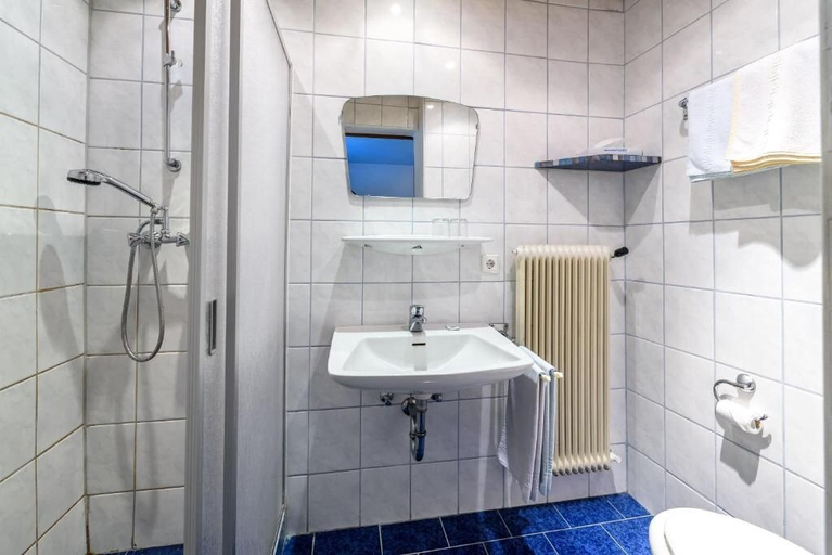 Bathroom 4, Hotel Taferne, Liezen