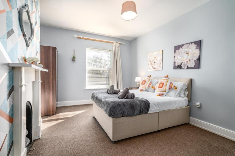 Room 4, Modern 6-bed House in Bedford, Bedfordshire