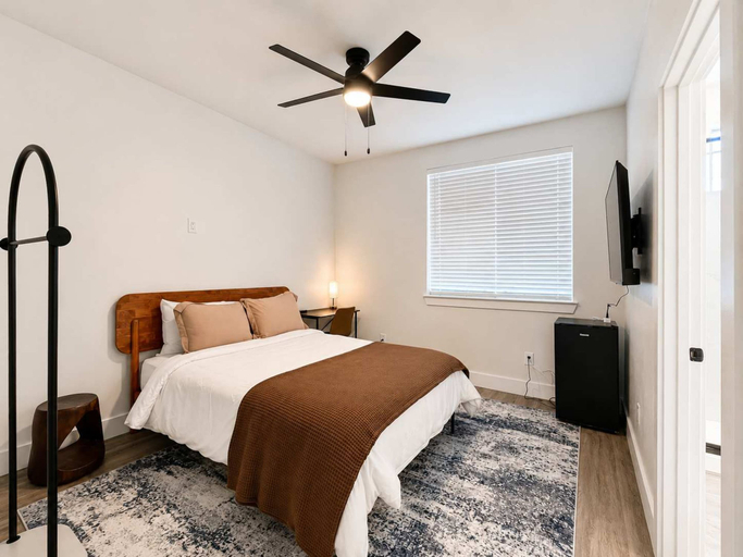 Room 4, Bishop Arts 6BD 6BA Townhouse Parking Sleeps 12, Dallas