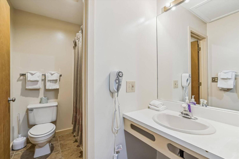 Bathroom 3, Cedarbrook Junior Suite 11416, Windsor