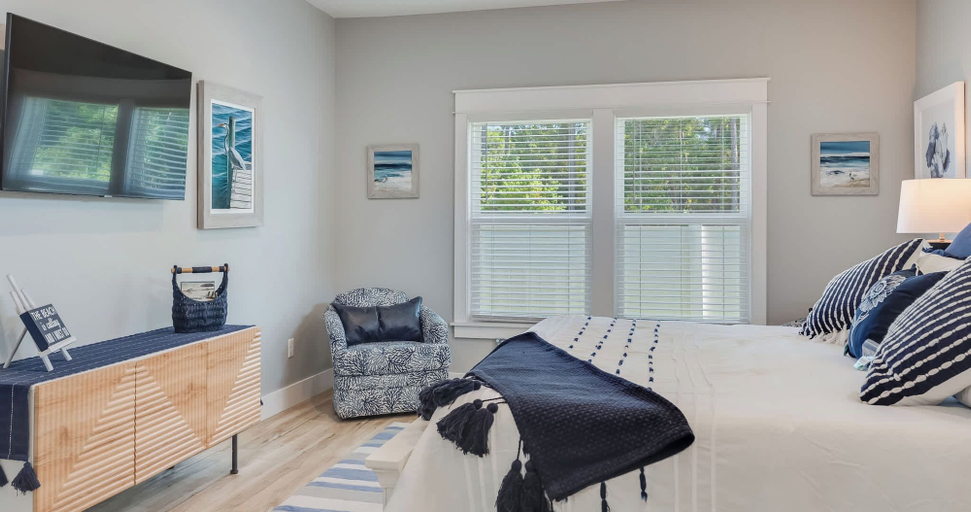 Room 3, 4BR Home With Fenced Yard & Grill, Bay