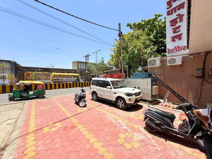 Property grounds, Shri Gopal Durga Dham Hotel Restaurant, Ujjain