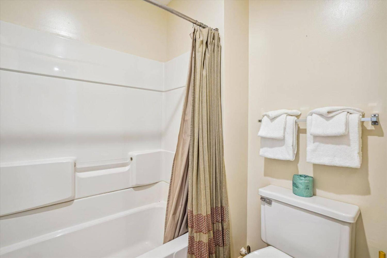 Bathroom 5, Cedarbrook Two bedroom Suite 10708, Windsor